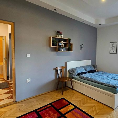 Lovely Central Apartment With Free Parking, Koezponthoz Koezeli 3 Szobas Lakas Дьёр Экстерьер фото