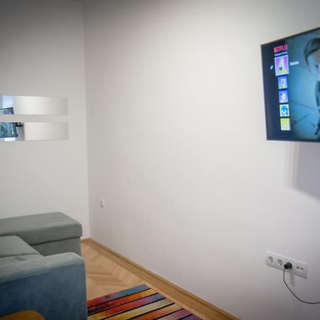 Lovely Central Apartment With Free Parking, Koezponthoz Koezeli 3 Szobas Lakas Дьёр Экстерьер фото
