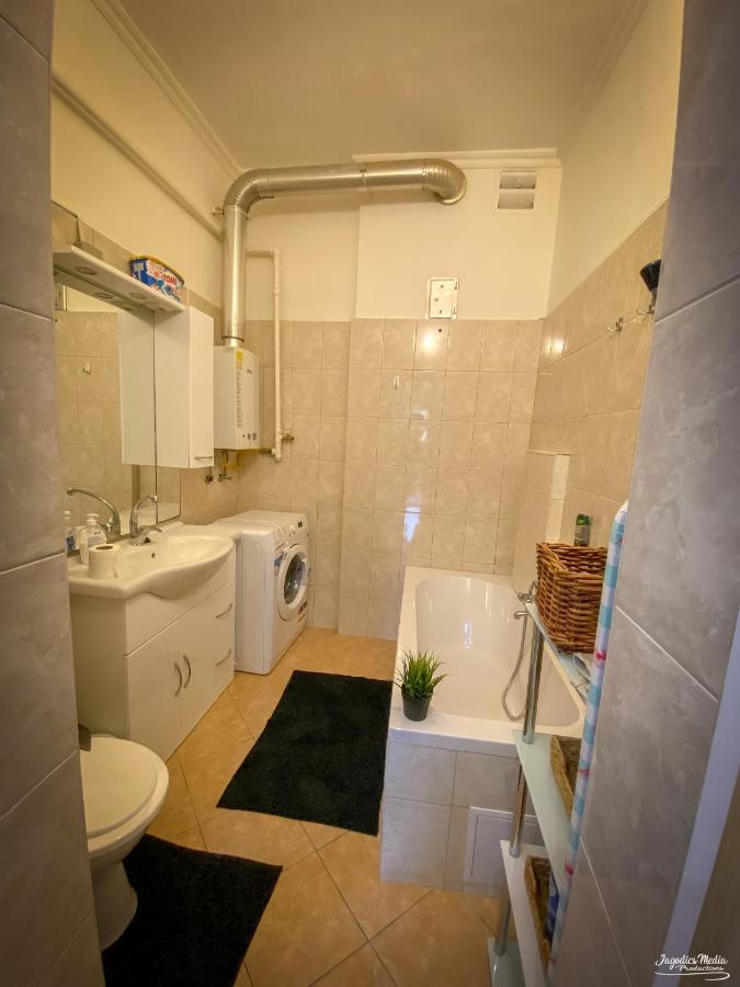Lovely Central Apartment With Free Parking, Koezponthoz Koezeli 3 Szobas Lakas Дьёр Экстерьер фото
