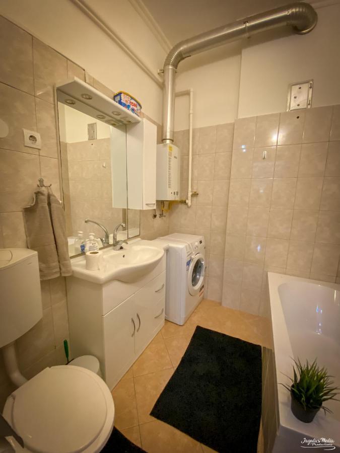 Lovely Central Apartment With Free Parking, Koezponthoz Koezeli 3 Szobas Lakas Дьёр Экстерьер фото