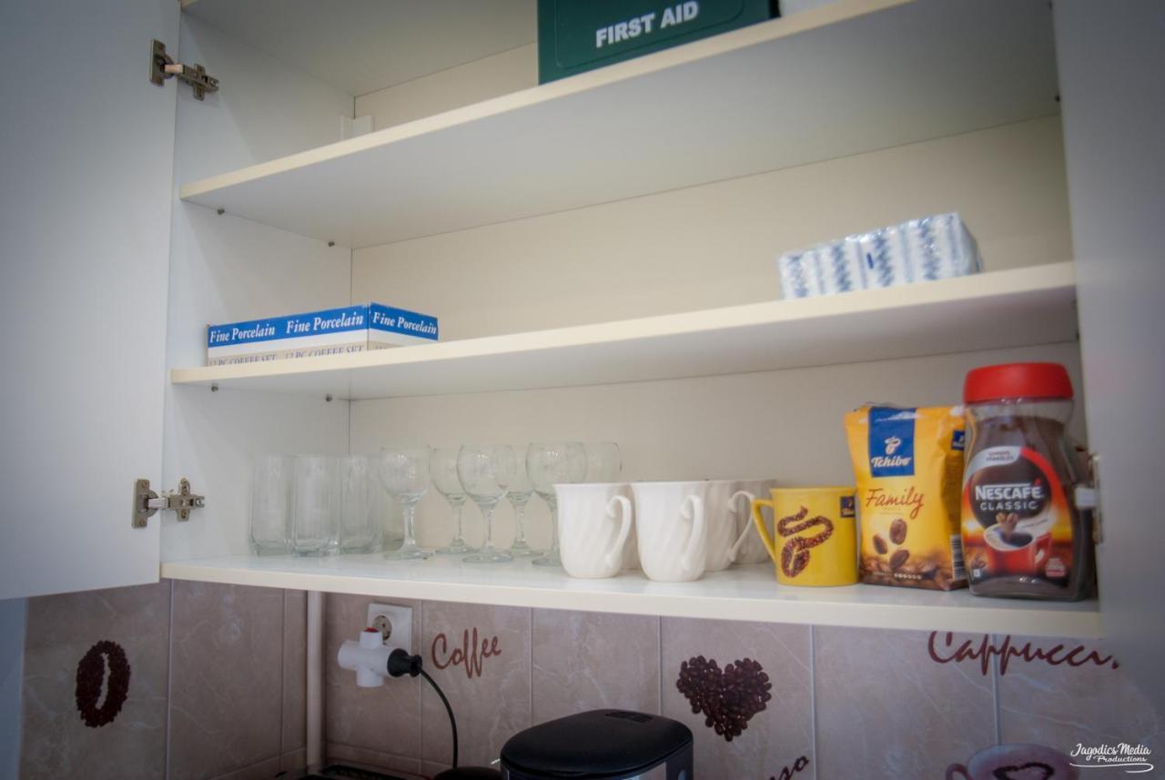 Lovely Central Apartment With Free Parking, Koezponthoz Koezeli 3 Szobas Lakas Дьёр Экстерьер фото
