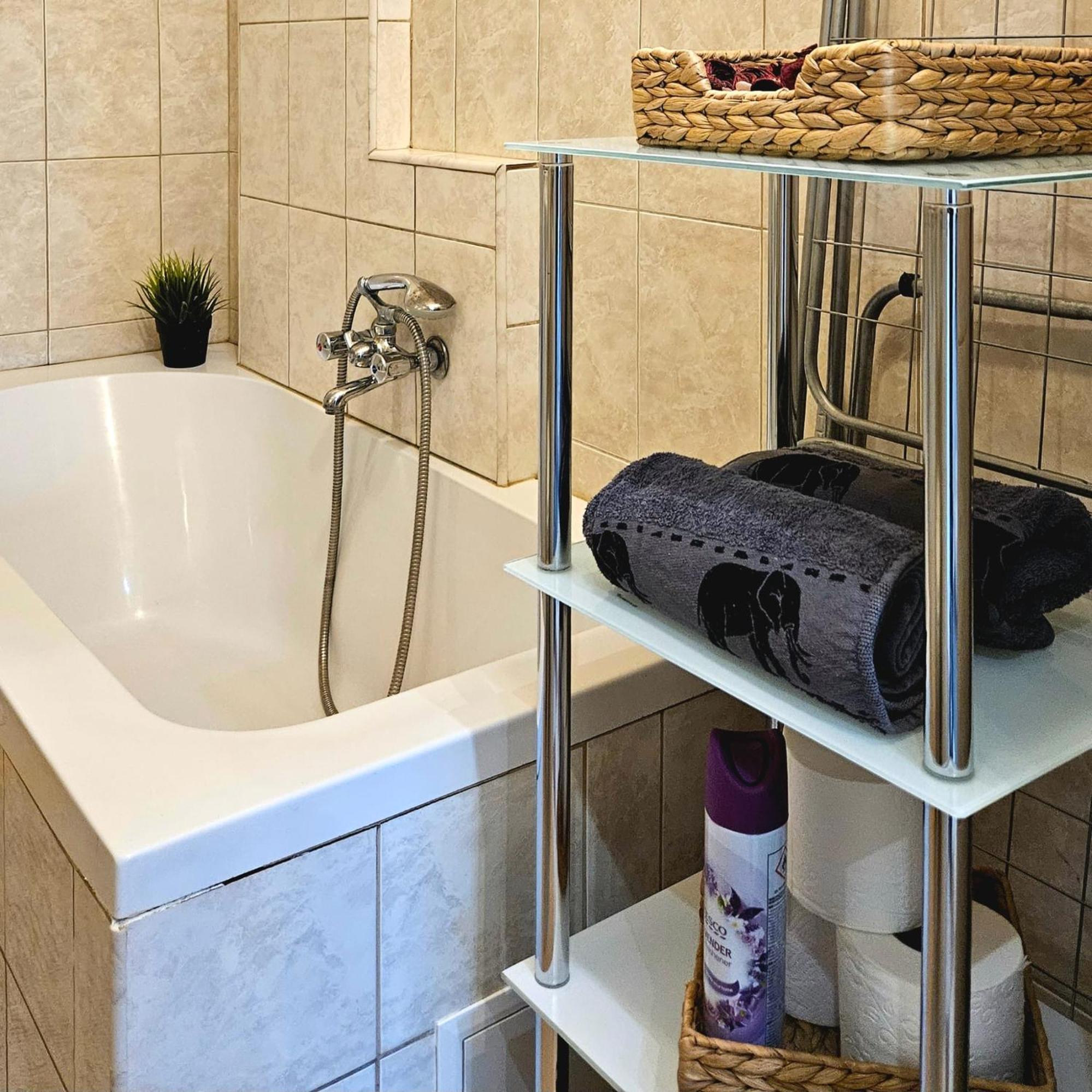 Lovely Central Apartment With Free Parking, Koezponthoz Koezeli 3 Szobas Lakas Дьёр Экстерьер фото