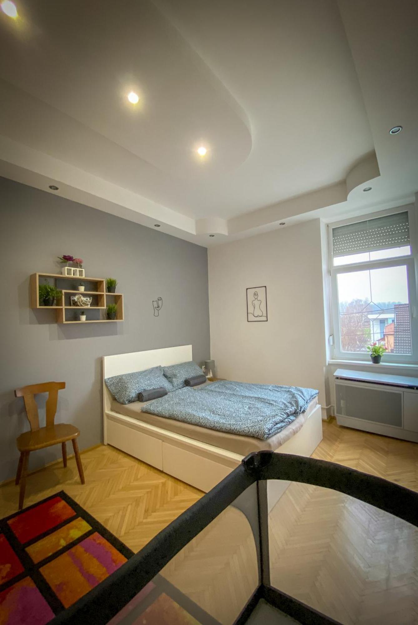 Lovely Central Apartment With Free Parking, Koezponthoz Koezeli 3 Szobas Lakas Дьёр Экстерьер фото