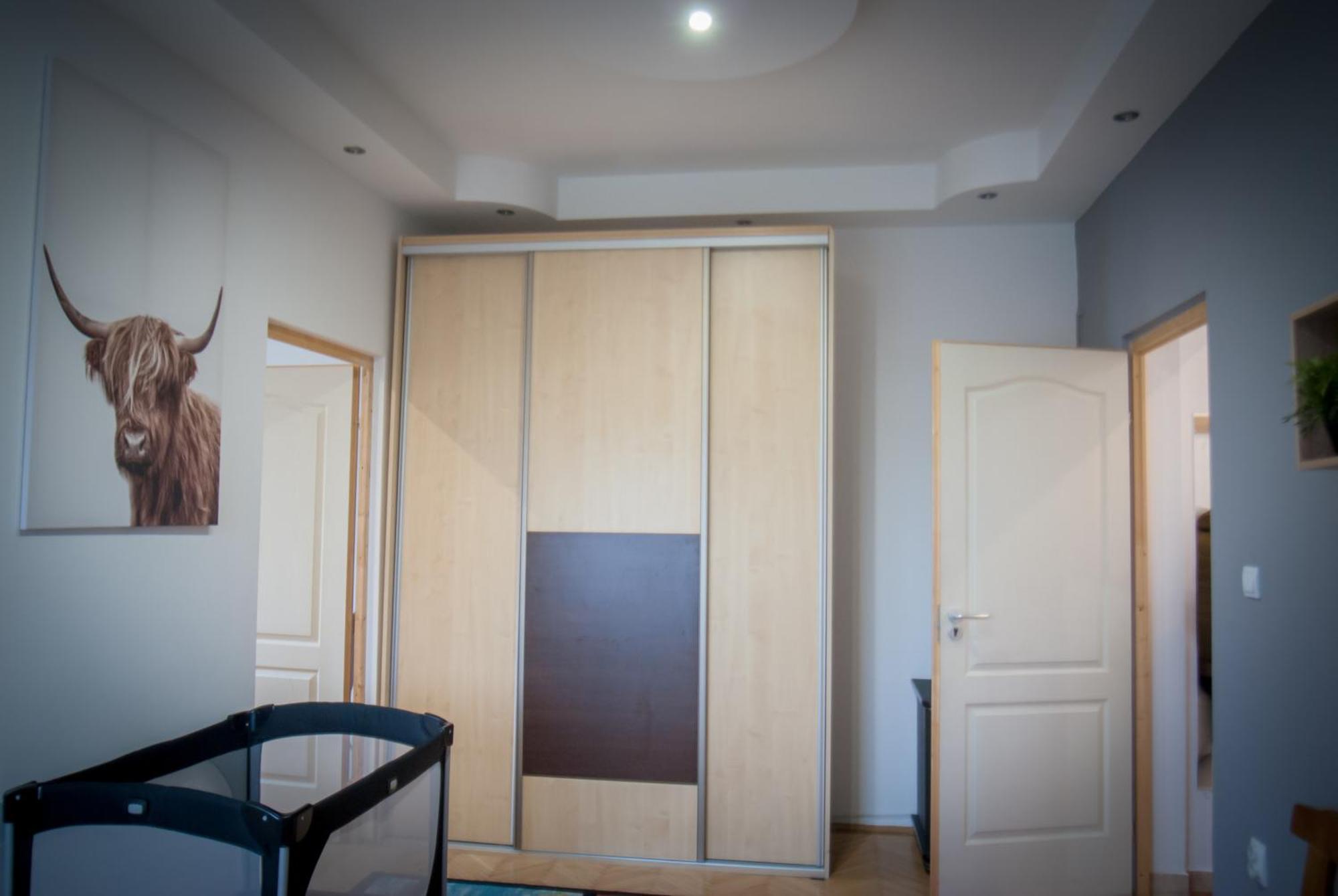 Lovely Central Apartment With Free Parking, Koezponthoz Koezeli 3 Szobas Lakas Дьёр Экстерьер фото