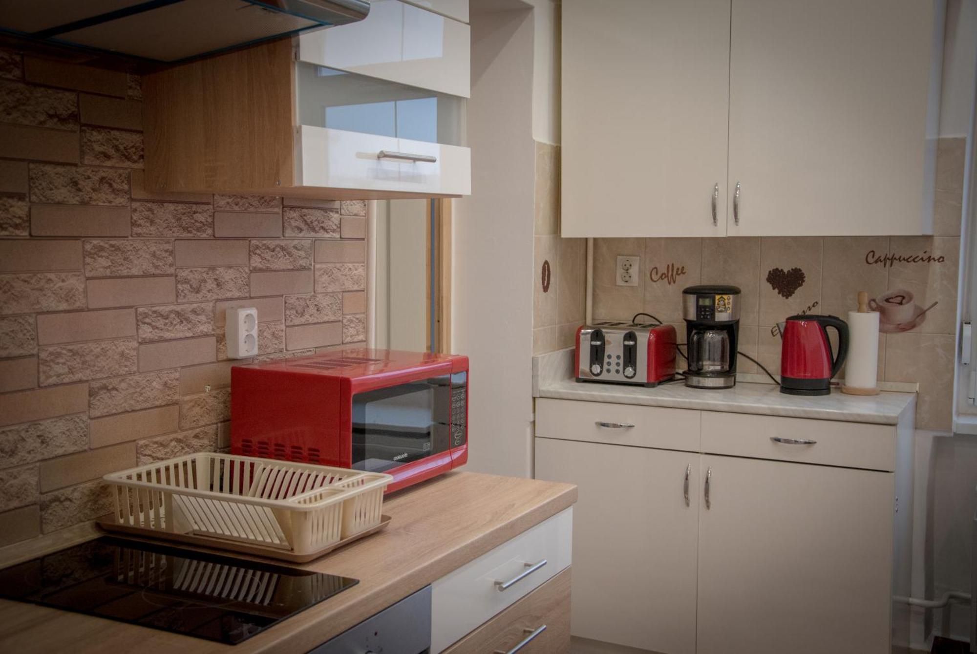 Lovely Central Apartment With Free Parking, Koezponthoz Koezeli 3 Szobas Lakas Дьёр Экстерьер фото
