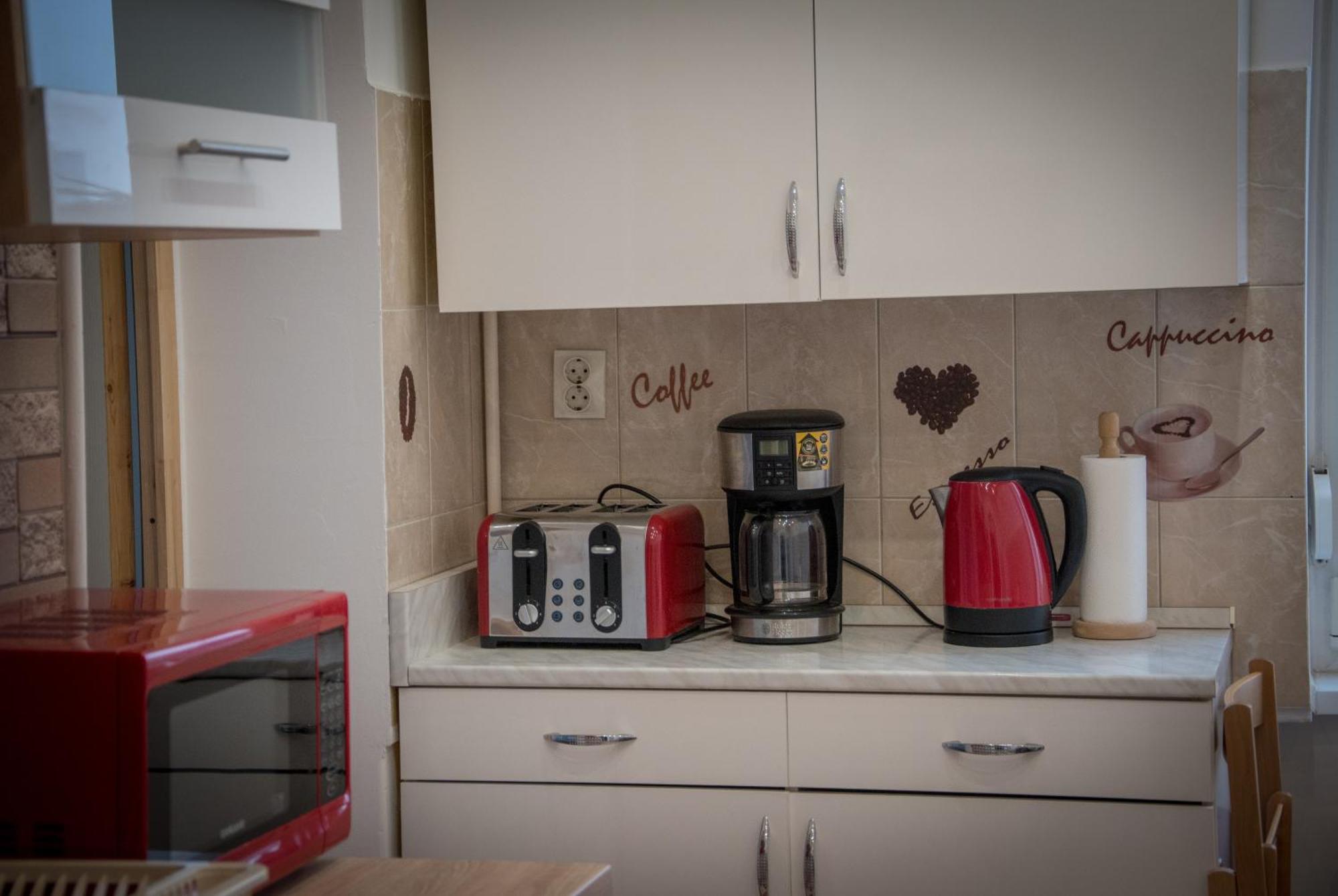 Lovely Central Apartment With Free Parking, Koezponthoz Koezeli 3 Szobas Lakas Дьёр Экстерьер фото