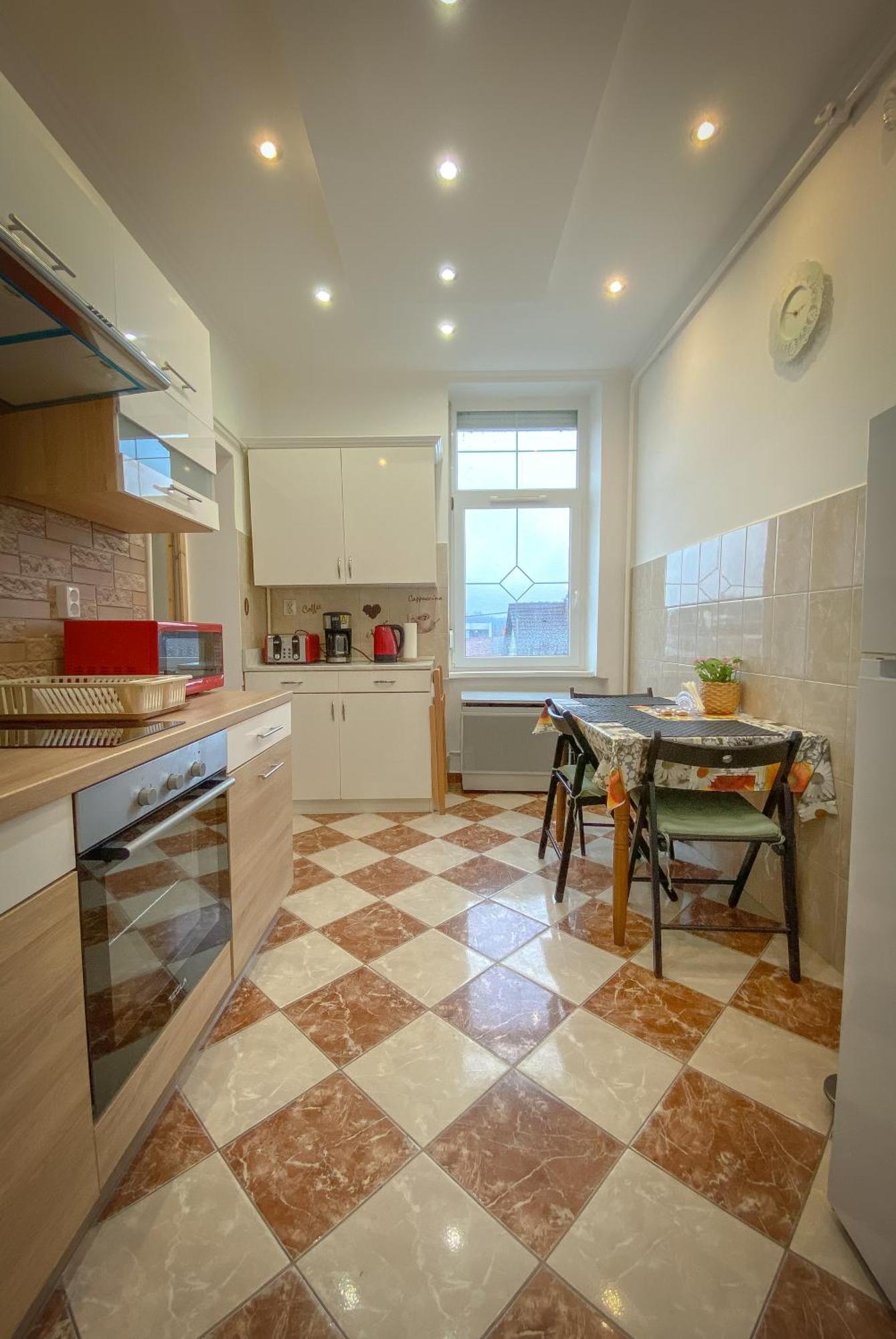 Lovely Central Apartment With Free Parking, Koezponthoz Koezeli 3 Szobas Lakas Дьёр Экстерьер фото