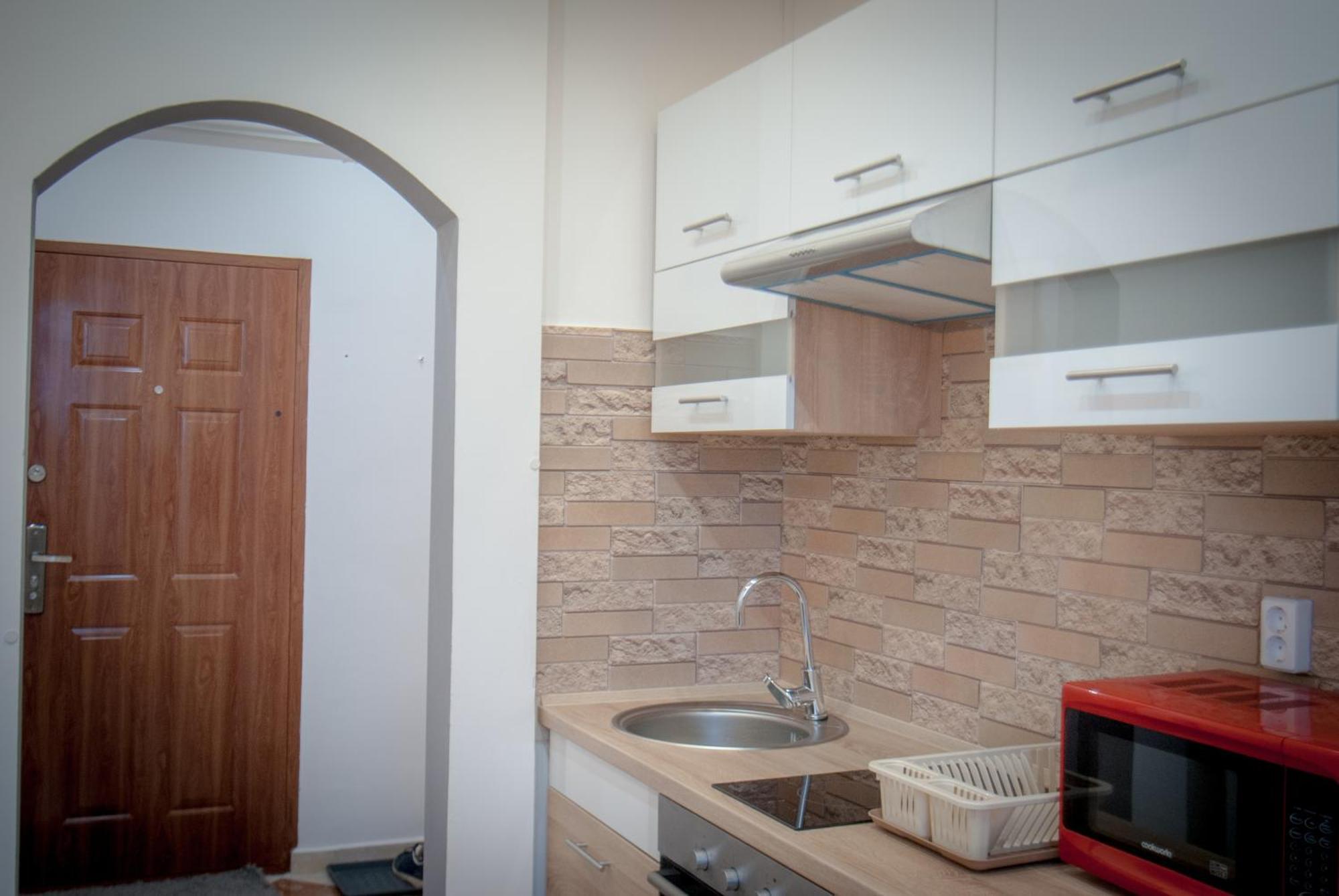 Lovely Central Apartment With Free Parking, Koezponthoz Koezeli 3 Szobas Lakas Дьёр Экстерьер фото