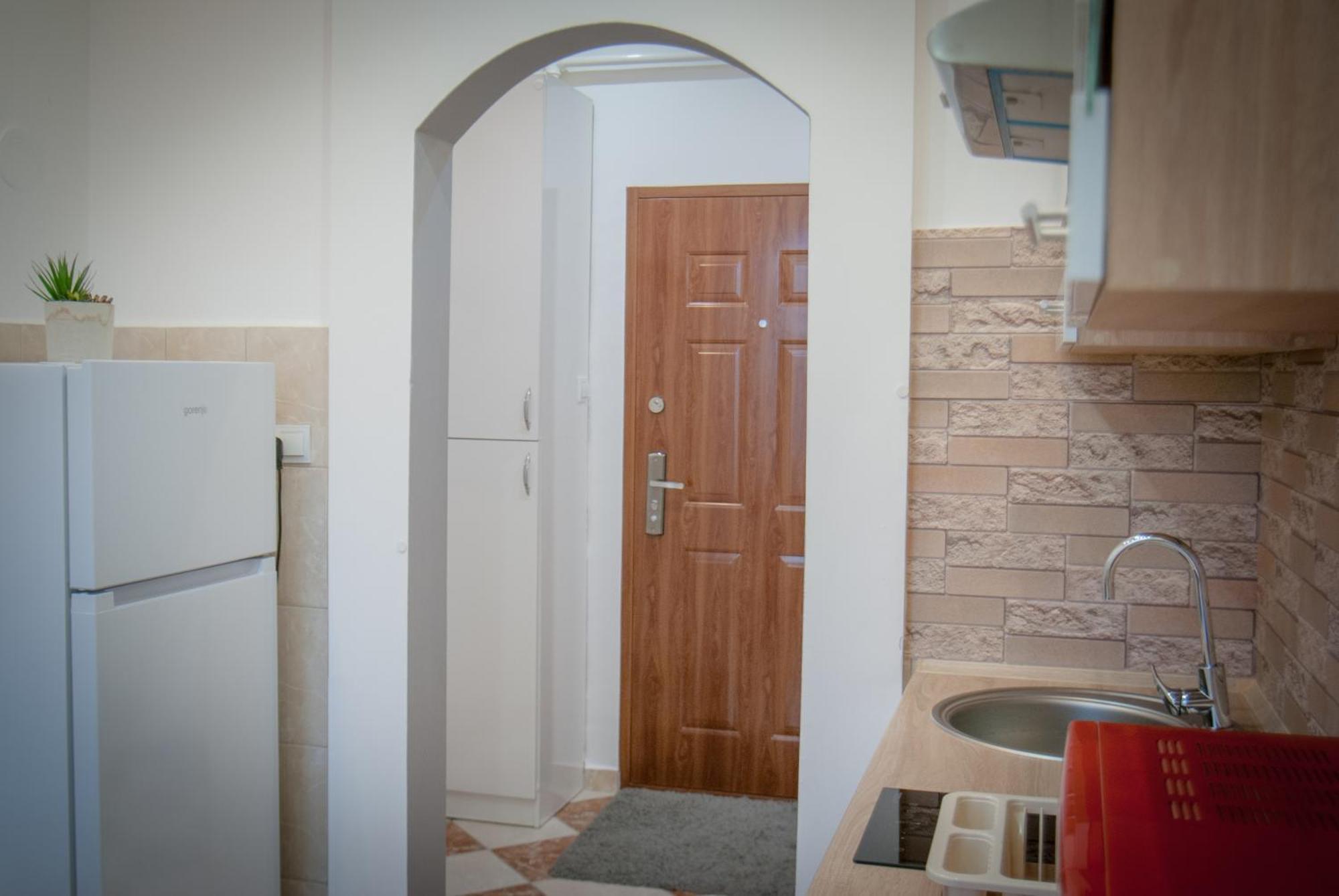 Lovely Central Apartment With Free Parking, Koezponthoz Koezeli 3 Szobas Lakas Дьёр Экстерьер фото