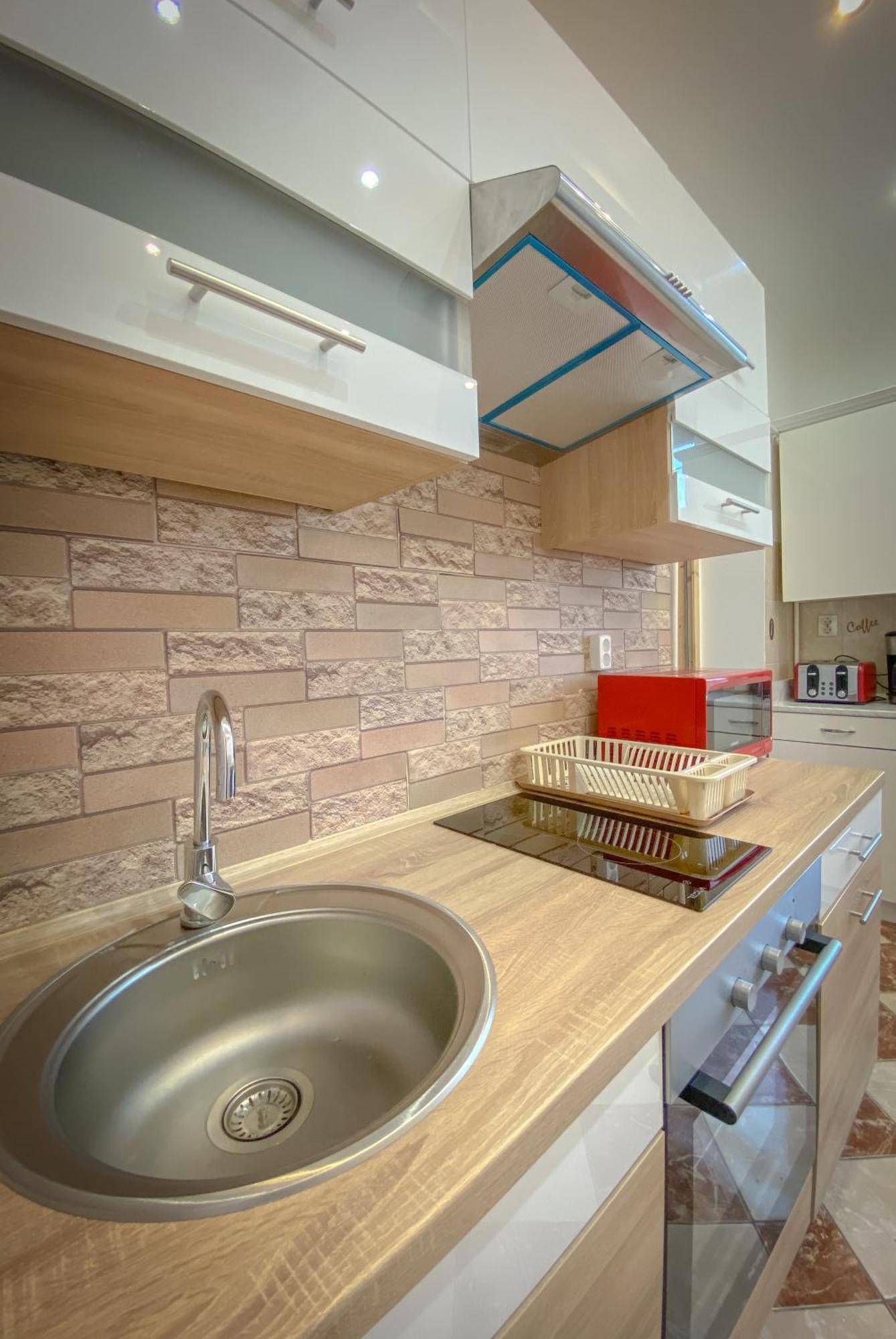 Lovely Central Apartment With Free Parking, Koezponthoz Koezeli 3 Szobas Lakas Дьёр Экстерьер фото